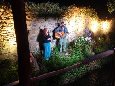 Doghouse Roses an der Stadtmauer